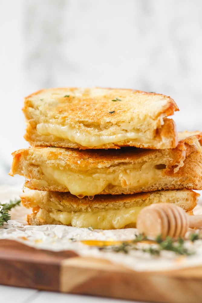 Cheddar and Gruyere Grilled Cheese Sandwich with Honey - Cooking in my ...